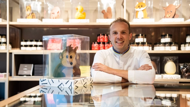 Lluc Crusellas con una de sus monas de Pascua 2025 / GALA ESPÍN Lluc Crusellas con una de sus monas de Pascua 2025 / GALA ESPÍN